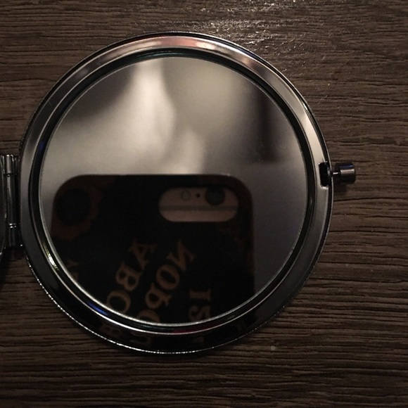 Vintage bat compact. - Picture 3 of 4